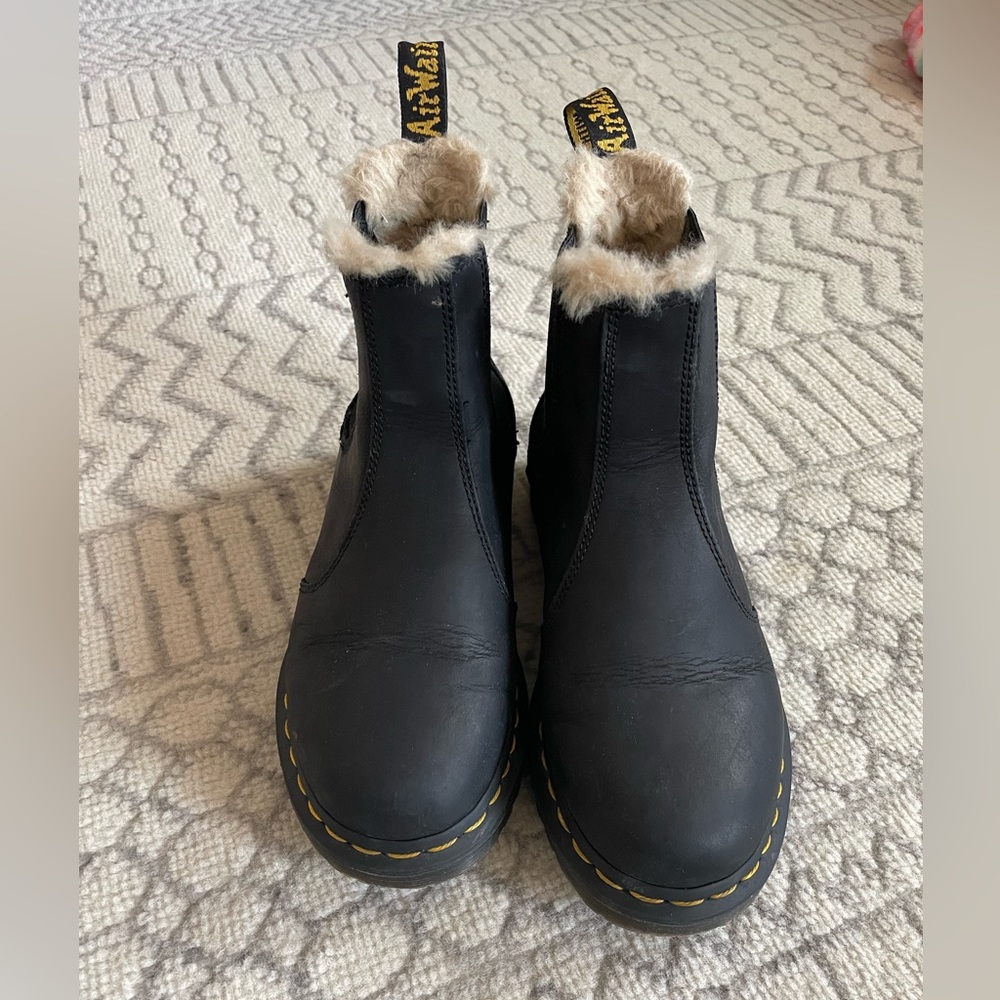 2976 WOMEN'S FAUX FUR LINED CHELSEA BOOTS - like new